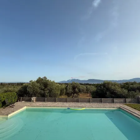 House Sleeps 6 With Private Pool