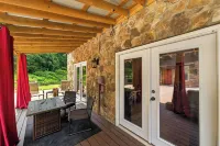 Cozy, Pet-Friendly Retreat in Hickory w/ Fire Pit! - Bintang 3