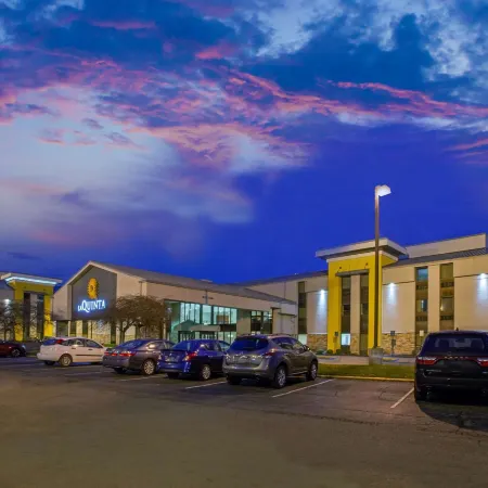 La Quinta Inn & Suites by Wyndham Detroit Metro Airport
