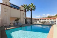 Travelodge by Wyndham Redding CA - Motels