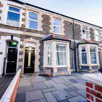 Modern 2BR Flat Steps from Cardiff Pubs & Town Hotel Exterior