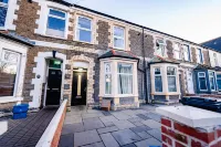 Modern 2BR Flat Steps from Cardiff Pubs & Town - Condos