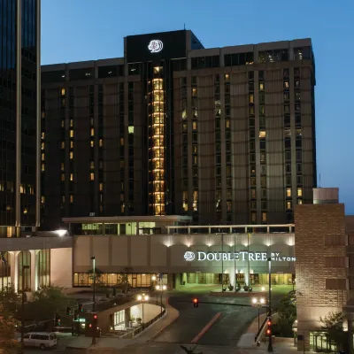 DoubleTree by Hilton Hotel Omaha Downtown Hotels near Joslyn Art Museum