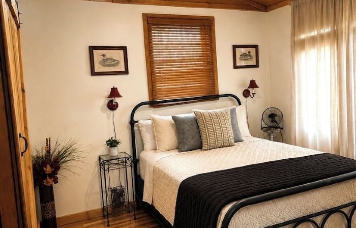 Little Piney Cabin at the Foothills of Petit Jean Mountain. Close to State Park