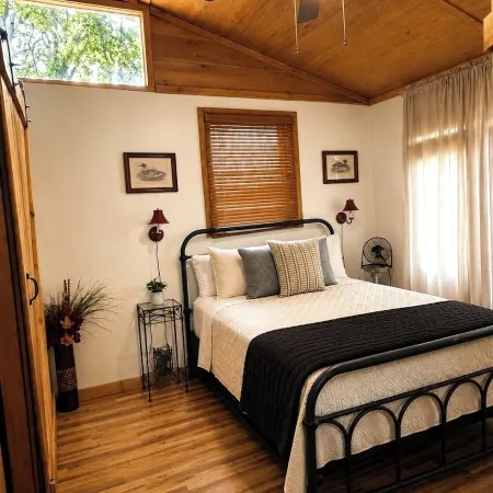 Little Piney Cabin at the Foothills of Petit Jean Mountain. Close to State Park