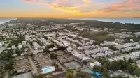 Golden Hour Retreat by Avantstay Golf Cart + Pool + Hot Tub + BBQ Gated + Steps to Sand - Wifi
