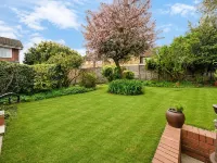 Luxury 4BR Windsor Near M4 LHR Free Parking - balcony