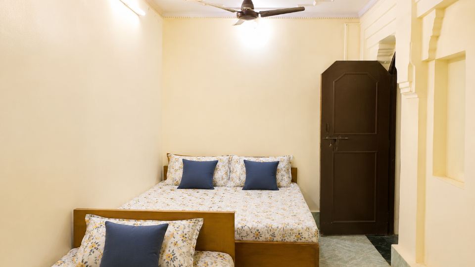 Goroomgo Shanti Guest House Varanasi