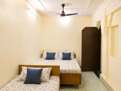 Goroomgo Shanti Guest House Varanasi