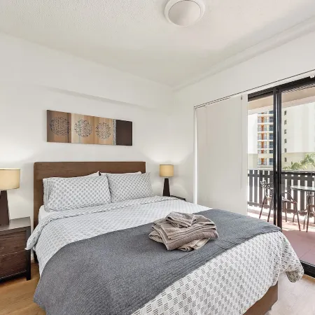 Two Seconds to…everything! 1Bed/1Bath/1Car/CBD Views