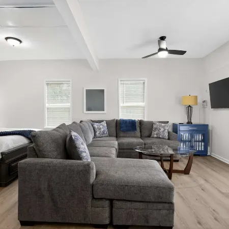 Augusta Carriage House Cozy Retreat w Kitchen