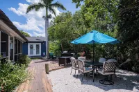 Canal-front Gem w/ Dock & Guest Home in Cortez! - Wifi