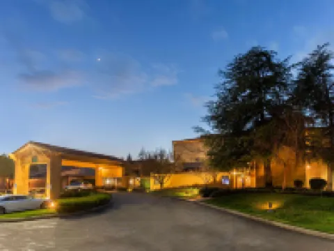 La Quinta Inn & Suites by Wyndham Redding Hotels in Redding