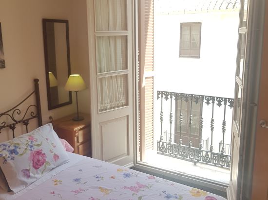 Stylish and Spacious 1 Bedroom Flat in Trendy Area