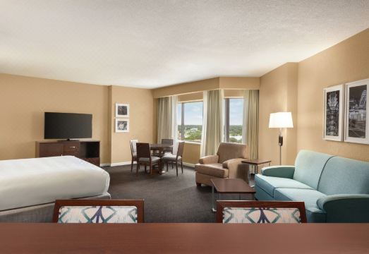 더블트리 바이 힐튼 호텔 로비 또는 객실 내부