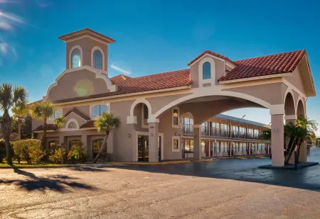 Red Roof Plus+ St Augustine Отели рядом с достопримечательностью «St. Augustine Premium Outlets»
