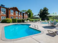 River Lodge and Cabins Hotels in Boardman