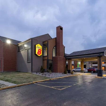 Super 8 by Wyndham Kansas City Airport North