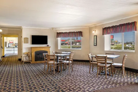 Econo Lodge Darien Lakes Отели в г. Эйкрон