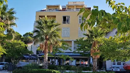 Apartel Park Osejava Отели рядом с достопримечательностью «Tucepi Beach»