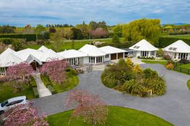 Silverstream Alpaca Farmstay และ Tour