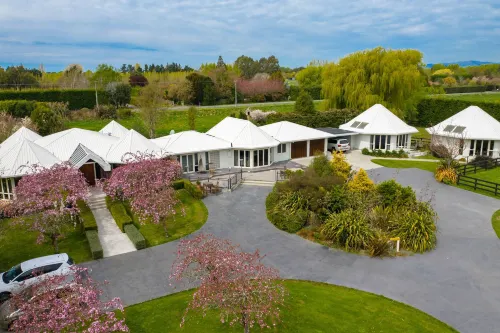 Silverstream Alpaca Farmstay & Tour Hotels in Woodend