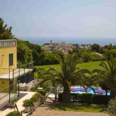 Hotel le Cave Hotel Exterior