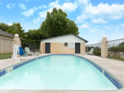 Super 8 by Wyndham Ruston ラストンのホテル