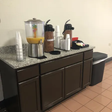 Red Roof Inn & Suites Lexington – Hamburg