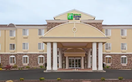 Holiday Inn Express & Suites Swansea Отели рядом с достопримечательностью «Парк Виллидж Уотерфронт»