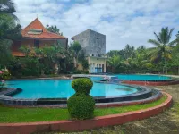 RedDoorz Plus Near Tugu Mercusuar Anyer - Pools