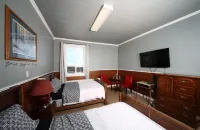 Genevieve Bay Inn Hotels in Плам Пойнт