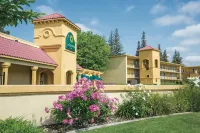 Howard Johnson by Wyndham Sacramento Downtown Hotels near Promenade Shopping Center