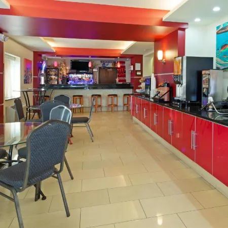 Days Inn & Suites by Wyndham Milwaukee Отели рядом с достопримечательностью «Пивоварня Лейкфронт»