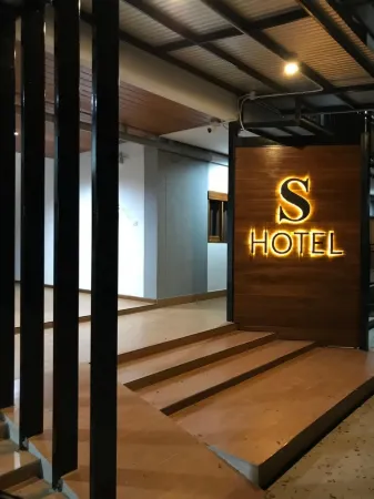 S Hotel Отели рядом с достопримечательностью «Sun Watthanatham Changwat Lamphun Rongrian Suan Bun Yo Patham»