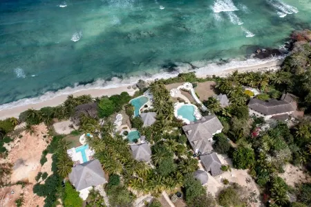 Msambweni Beach House and Private Villas Отели в г. Мсамбуэни