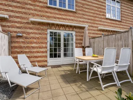 "Lenke" - 100m from the Sea