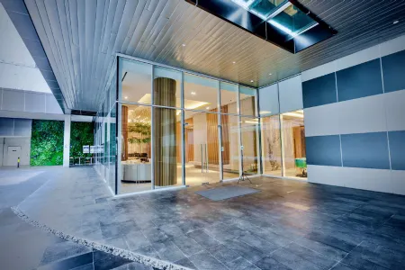 Emka Lodge Studio Room Apartement Surabaya Отели рядом с достопримечательностью «Loop»