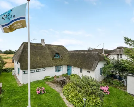 "Clausina" - 600m from the Sea Hotels in Bredebro