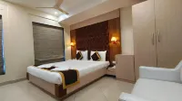 The Panash Hotel & Banquets Hotel a 