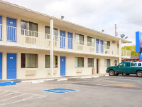 Motel 6 Klamath Falls, or Hotels in Altamont