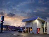 Howard Johnson by Wyndham Colorado Springs Hotels near Ivywild School
