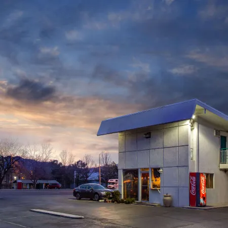 Howard Johnson by Wyndham Colorado Springs Отели рядом с достопримечательностью «Парк Монумент Вэлли»