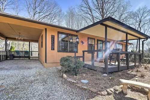 Unwind Fireside: Serene Murphy Escape w/ Hot Tub! - Haustierfreundliche
