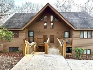 Laurelwood Condo Wintergreen