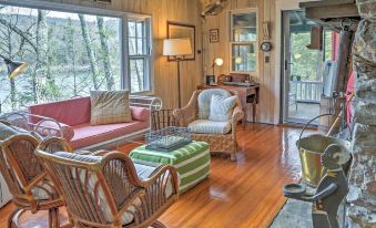 Dainty New Preston Cottage w/ Dock & Lake Views!