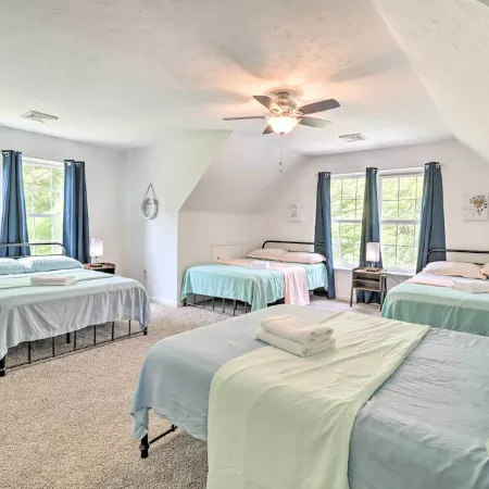 Hot Tub & Deck: Gorgeous Retreat in Pocono Summit!