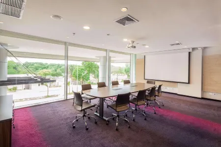 Radisson Hotel Santa Cruz Отели рядом с достопримечательностью «Iglesia Santa Rosa de Lima»