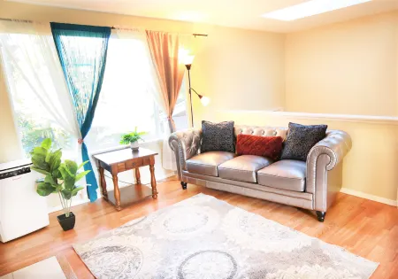 Nice N Cozy House W/ Fenced Yard·Self Check-IN