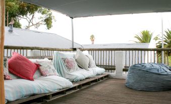Room in Apartment - Cozy Crner, Home Away from Home, Mere 100m Away from Pristine Beaches